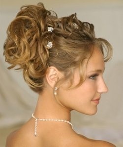 chignon-mariage-cheveux-boucls-56_14 Chignon mariage cheveux bouclés