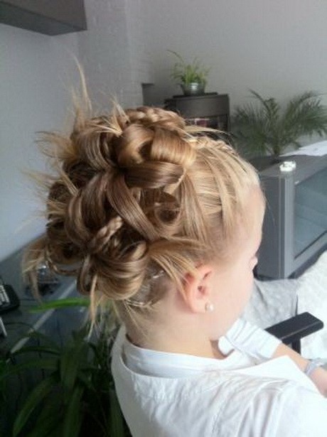 coiffure-chignon-enfant-21_19 Coiffure chignon enfant