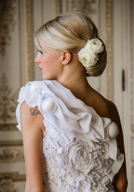 coiffure-marie-avec-fleurs-naturelles-03_4 Coiffure mariée avec fleurs naturelles