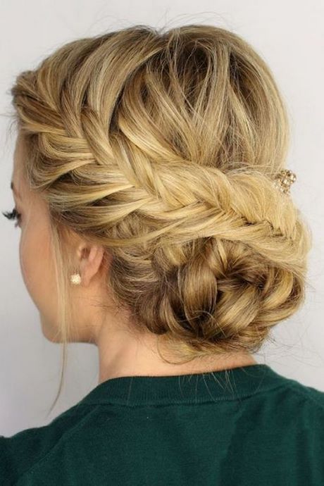 chignon-decoiffe-tresse-35_18 Chignon décoiffé tresse