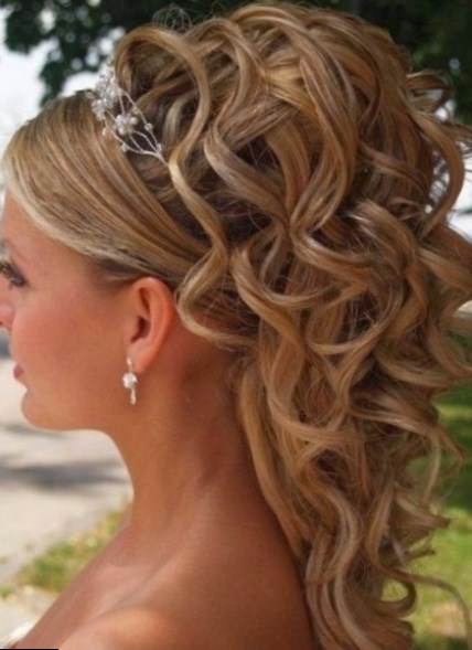 coiffure-cheveux-boucles-mi-long-mariage-09_5 Coiffure cheveux bouclés mi long mariage