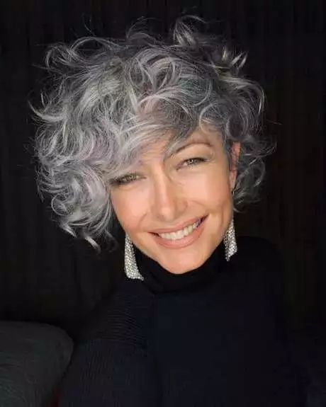 coupe-courte-femme-2023-cheveux-gris-47_2-11 Coupe courte femme 2023 cheveux gris