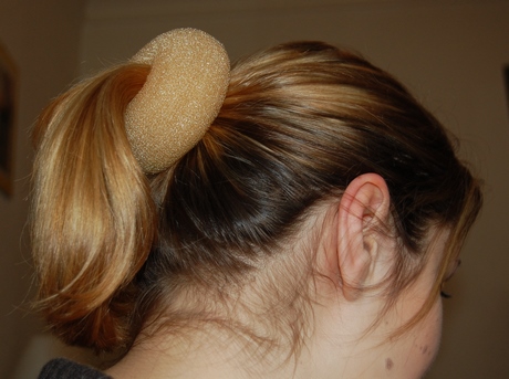 chignon-avec-donut-cheveux-court-75_13 Chignon avec donut cheveux court