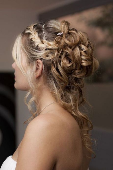 coiffure-chignon-boucle-mariage-34 Coiffure chignon bouclé mariage