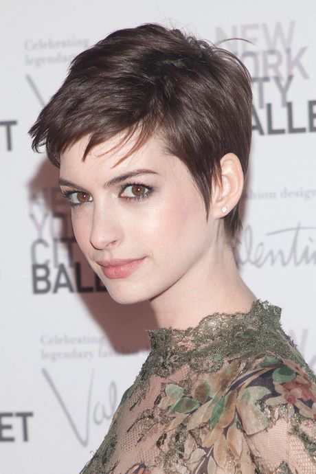 anne-hathaway-cheveux-courts-50_3 Anne hathaway cheveux courts