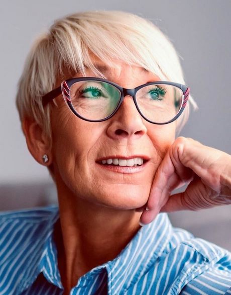 coupe-de-cheveux-court-femme-60-ans-avec-lunettes-38_16 Coupe de cheveux court femme 60 ans avec lunettes