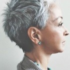 Coupe courte femme cheveux gris